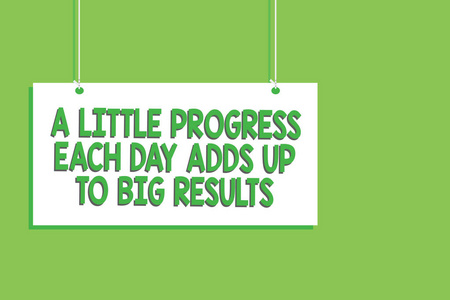 绿色进步手写文本每一天都有一点点进步, 这就增加了巨大的结果.