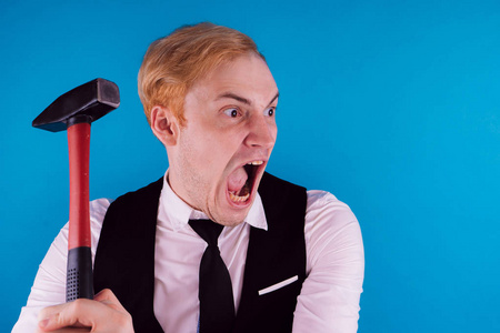 一个疯狂的家伙在特写的情感肖像.