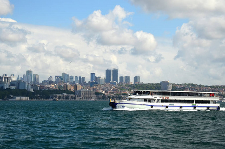 美丽的伊斯坦布尔天际线白云蓝天和客运渡轮