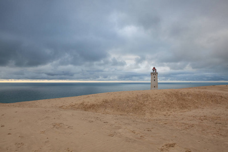 被遗弃的 Rubjerg Knuhe 灯塔坐落在北海沿岸的 Rubjerg, 在 Hjorring 丹麦日德兰半岛市