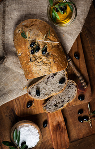 自制橄榄面包切成薄片，顶视图