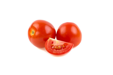 两个红色成熟的西红柿和一个白色背景的切片