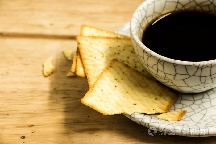 杯咖啡，在木桌上的饼干