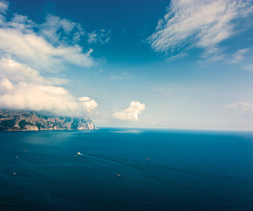 海多岩石的海岸景观。副本空间