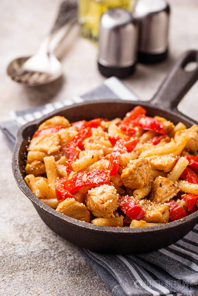 番茄酱鸡肉和胡椒面食选择性聚焦