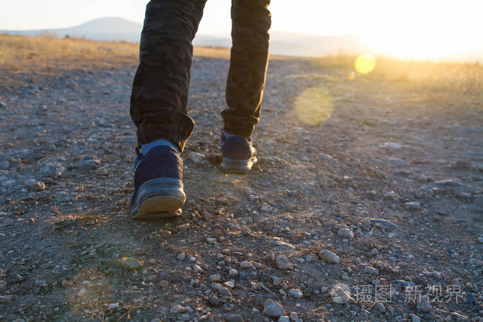 两只脚的关闭与鞋子是徒步旅行在石路上照片-正版商用图片08m64c-摄图