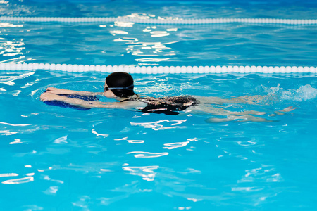 泳池儿童游泳课程美丽白皙的女孩在水中游泳