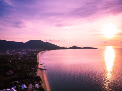 美丽的热带海滩和海与棕榈和其他树在苏梅岛岛泰国在日出时间度假和旅游鸟瞰
