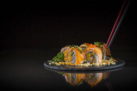 炙, 三文鱼卷顶鹅肝卷和甜酱供应的传统日本菜在长