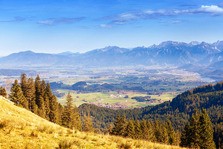 从山坡上俯瞰壮丽的阿尔卑斯山脉, 德国