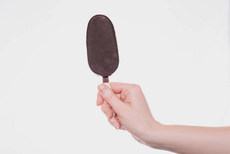 关闭照片的美味美味的甜甜食与巧克力覆盖的冰淇淋在妇女的手在白色背景复制空间 copyspace 切口