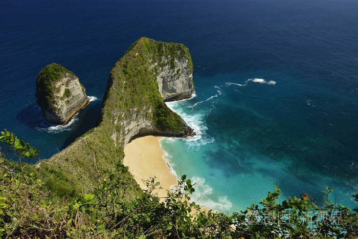 令人惊叹的奇妙海滨鸟瞰海滩位于巴厘岛东南部的 penida, 印度尼西亚