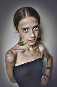 人失望有吸引力的少女注意超重厌食症的女孩矢量图愤怒的少女避免体重