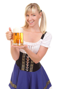 年轻的女人穿的连衣裙与啤酒杯