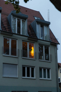 历史外墙和窗户与灯和灯在10月晚上在德国南部城市靠近斯图加特镇
