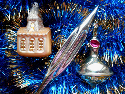 圣诞节和新年装饰背景上的蓝色的金属丝
