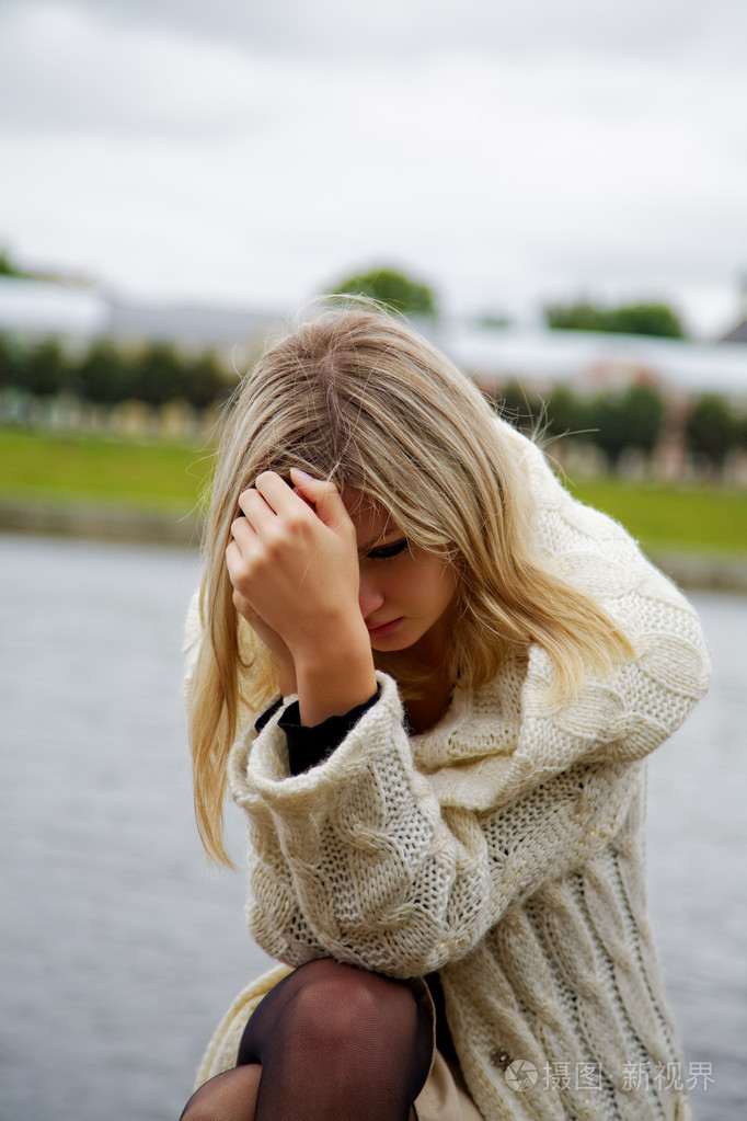 女孩在绝望和悲伤反对河