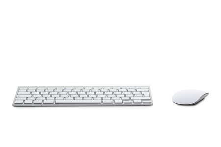 白色电脑鼠标键盘上