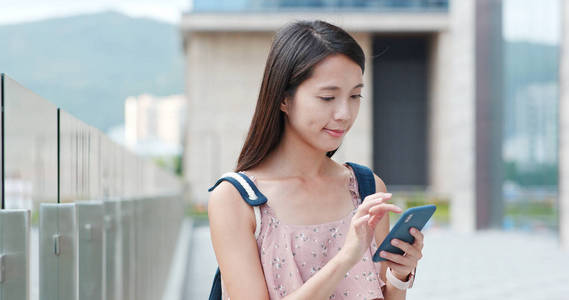 女人在城市中使用手机