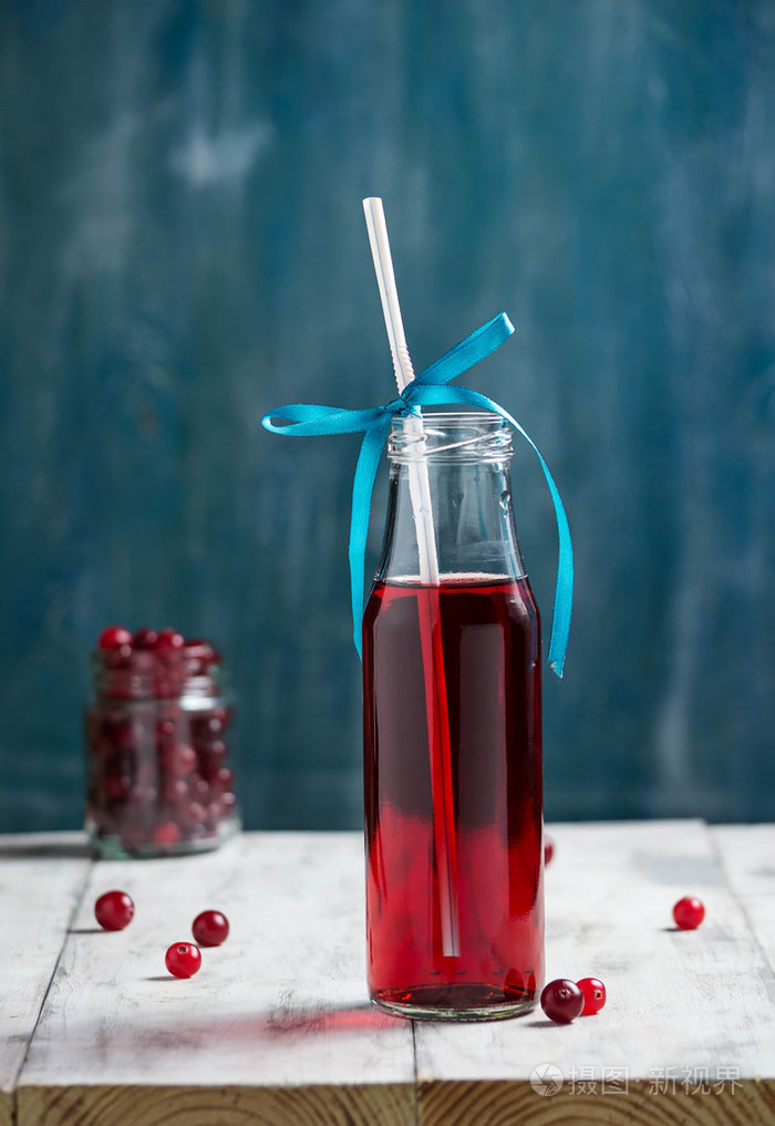 新鲜的蔓越莓果汁饮料瓶子里