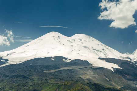 风景如画的 Elbrus 和青山在阳光明媚的夏日。俄罗斯北部高加索 Elbrus 地区