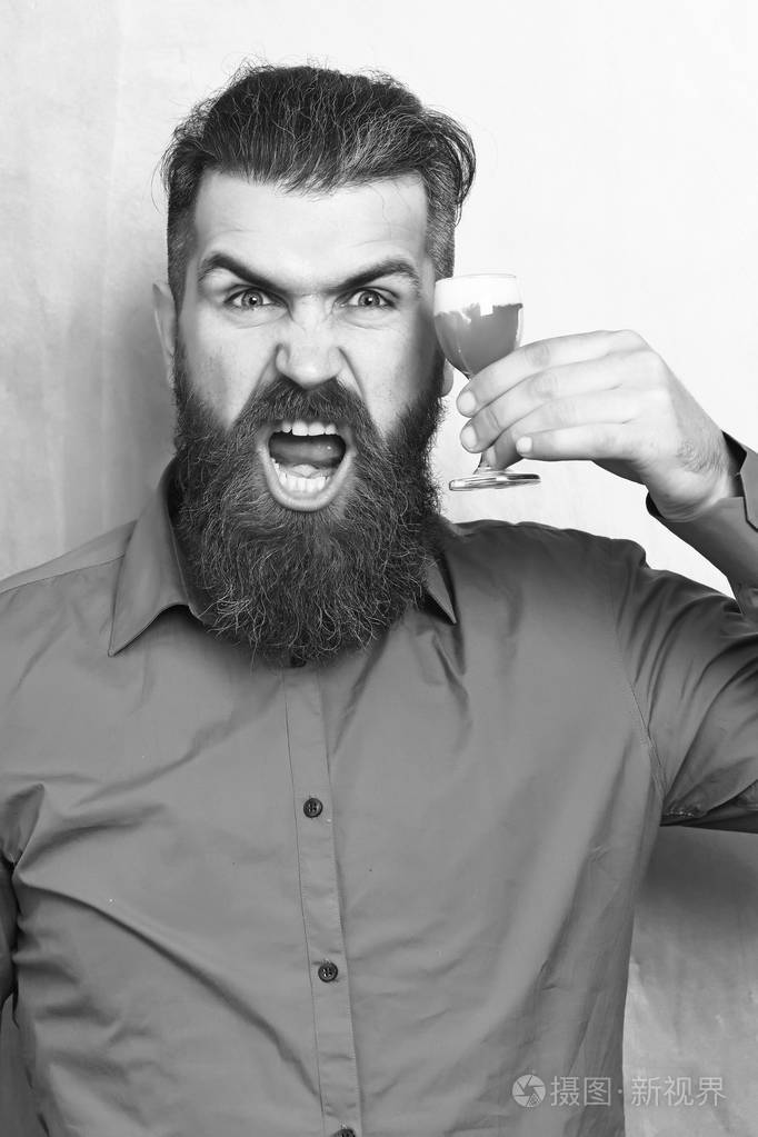 胡子男人长胡子野蛮的白种人中大声喊着时髦的胡子棕色衬衫