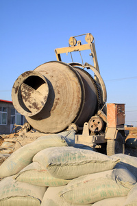 中国古代机械在施工现场的混凝土搅拌机照片