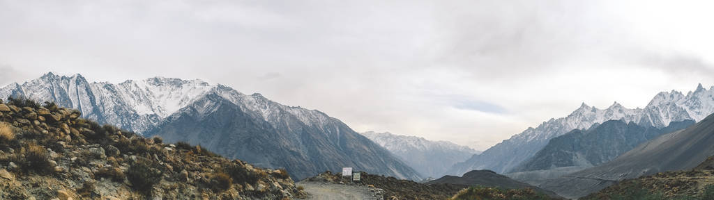 在喀喇昆仑范围内的积雪山脉全景。股份, 吉尔吉特巴尔蒂斯坦, 巴基斯坦
