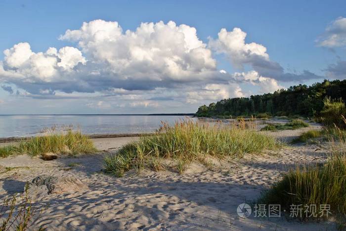 Lapmezciems里加湾拉脱维亚的沙滩波罗的海和旧防波堤的景观