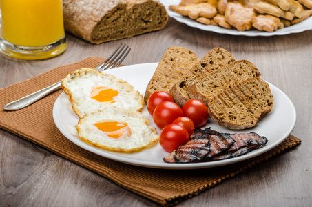 早餐吃的熏肉 香肠 面包和鸡蛋