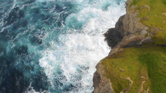 沿爱尔兰西海岸陡峭的悬崖飞行