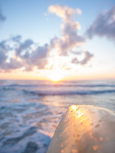 日落海滩上的冲浪板