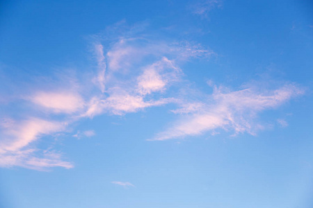 黎明时的粉红色和蓝色的天空, 淡紫色的蓝天在夕阳下夕阳在湖面上的