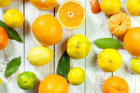 白色的木桌上的柑橘新鲜水果