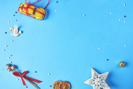圣诞树与圣诞节装饰和礼物在蓝色背景