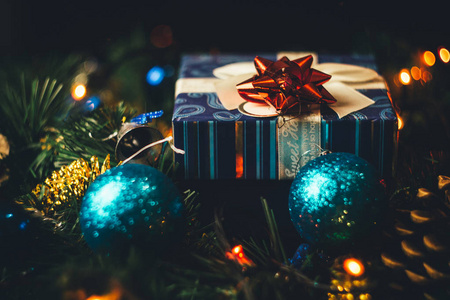 圣诞节, 新年礼物盒与球和圣诞树在黑暗的背景