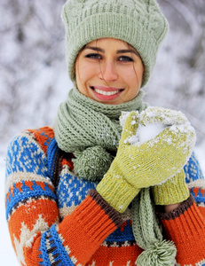幸福的年轻女人，在雪中玩乐