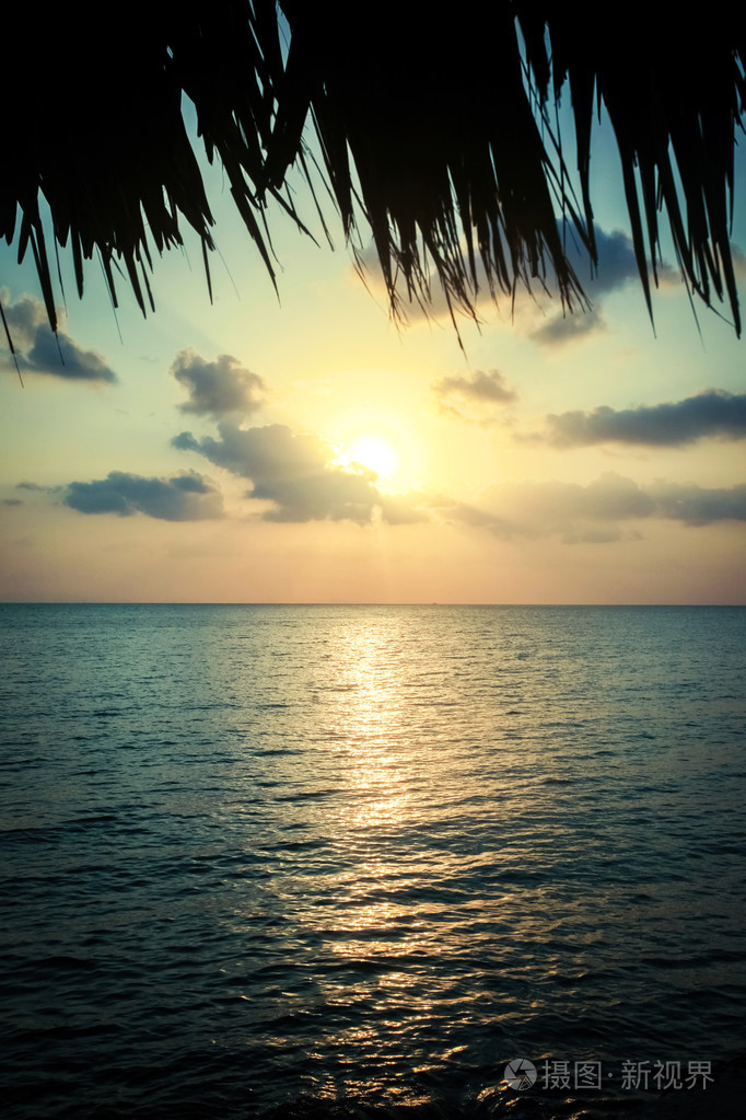 美丽的日落大海,水中倒影.帕岸岛