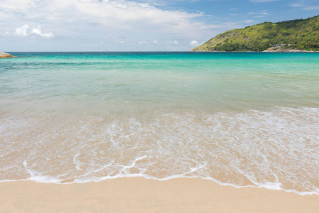 美丽的蓝天, 美丽的波浪和白色的沙子在奈汉海滩普吉岛泰国