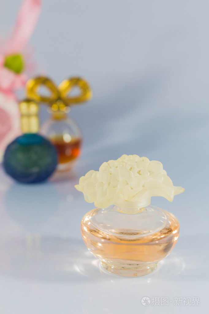 放置在背景的香水