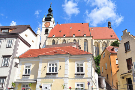 奥地利。阳光明媚的夏日 Krems 的美丽小镇建筑