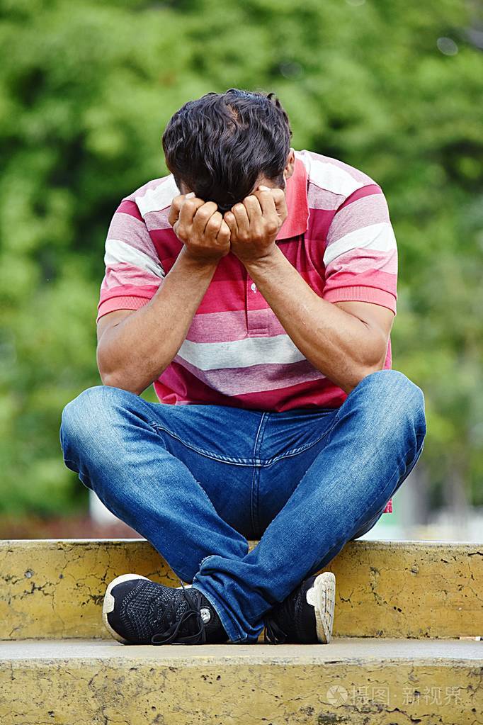 有压力的年轻哥伦比亚男性