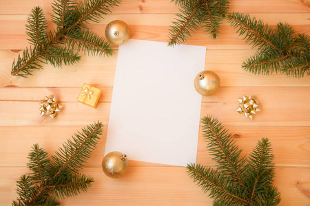 空白卡片为您的文字, 金色的圣诞装饰品, 礼品和杉木树枝。平躺, 顶部视图