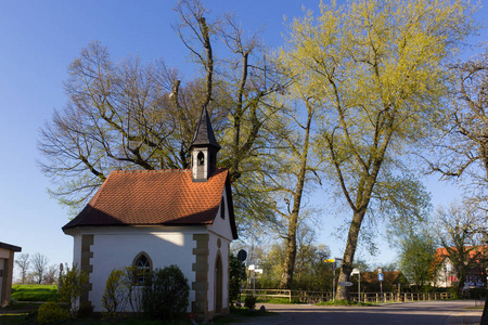有乡村生活象征的建筑马匹和礼拜堂