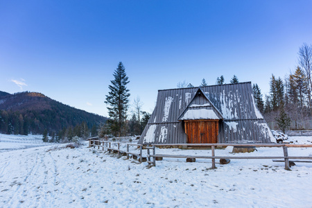 小木屋，在 Tatra 雪山