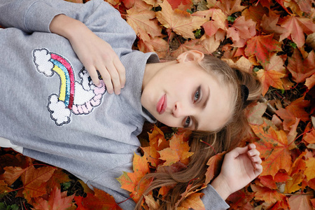 美丽, 人, 季节和健康概念漂亮的小女孩躺在黄色的秋叶