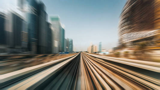从第一条铁路车厢观看。速度运动模糊地铁抽象背景在白天