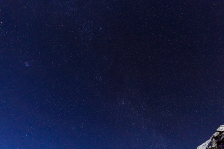 景观山与蓝蓝的天空，在冬天的夜晚