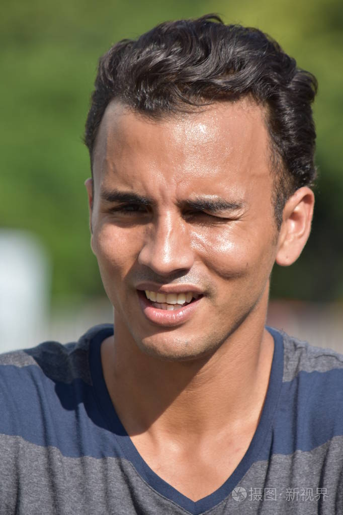 一个冷漠的拉丁裔男性