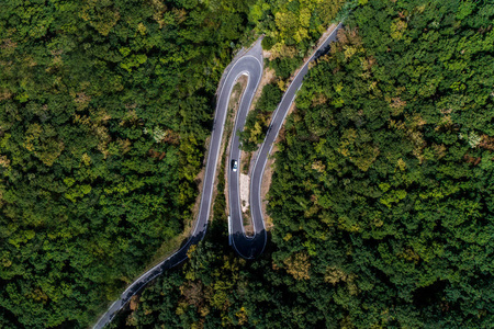 蜿蜒的路蜿蜒从高山通行证在 mosel 村庄 Brodenbach 德国鸟瞰图